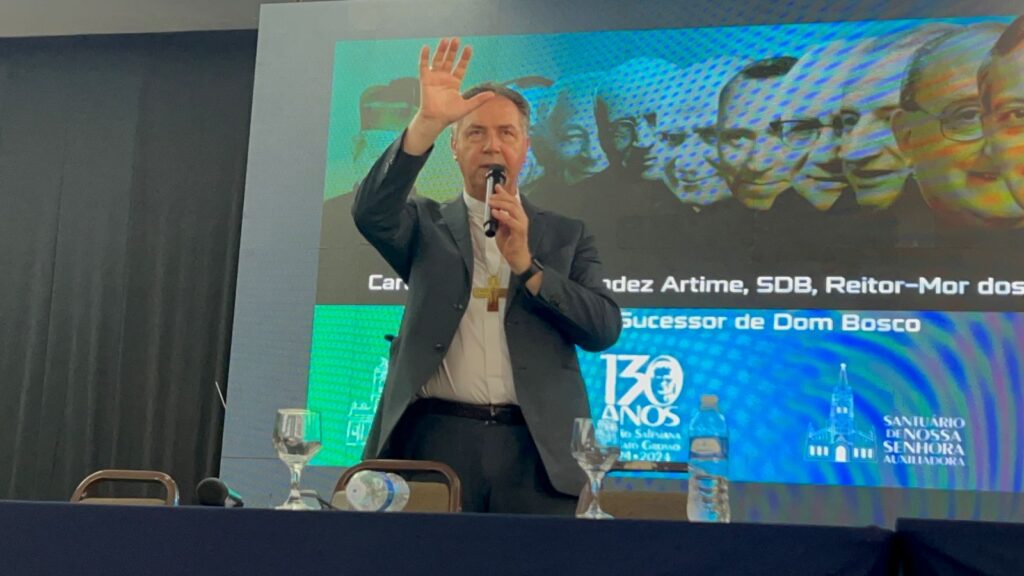 Cardeal Ángel Artime fala aos jovens em simpósio missionário em Cuiabá. Foto: MSMT