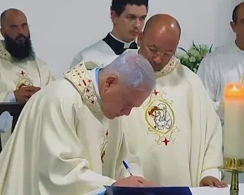 P. Gildásio assina termo de posse como novo diretor da comunidade salesiana do Colégio Santo Antônio. Foto: MSMT