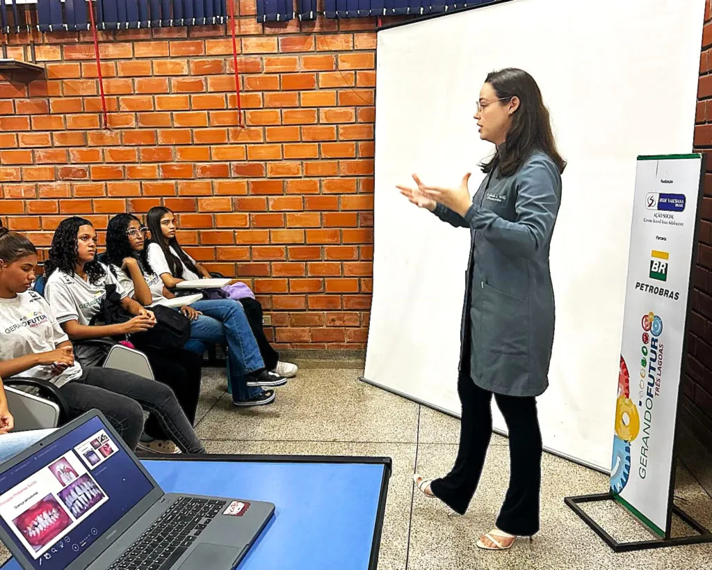Dra. Gabrielle Wilke conversa sobre saúde bucal com adolescentes atendidos na Obra Social Salesiana de Três Lagoas. Foto: MSMT Centro Juvenil Jesus Adolescente